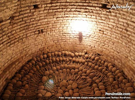 Ossos nas catacumbas do Mosteiro de São Francisco, em Lima - Peru